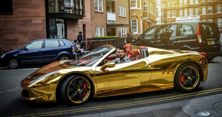 سيارة فيراري ذهبية تجول شوارع لندن.. فمن هو مالكها؟